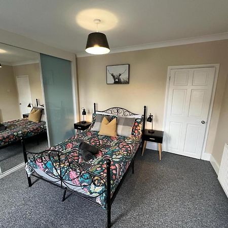 Great 4 Bedroom House - Great Location - Garden - Parking - Fast Wifi - Smart Tv - Newly Decorated - Sleeps Up To 8! Only 10 Mins Drive To Sandbanks Beach! Close To Poole & Bournemouth Экстерьер фото