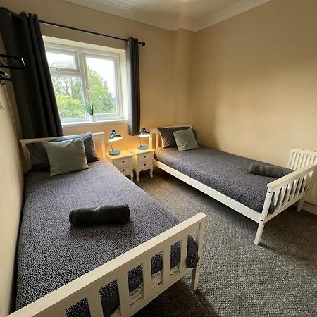Great 4 Bedroom House - Great Location - Garden - Parking - Fast Wifi - Smart Tv - Newly Decorated - Sleeps Up To 8! Only 10 Mins Drive To Sandbanks Beach! Close To Poole & Bournemouth Экстерьер фото