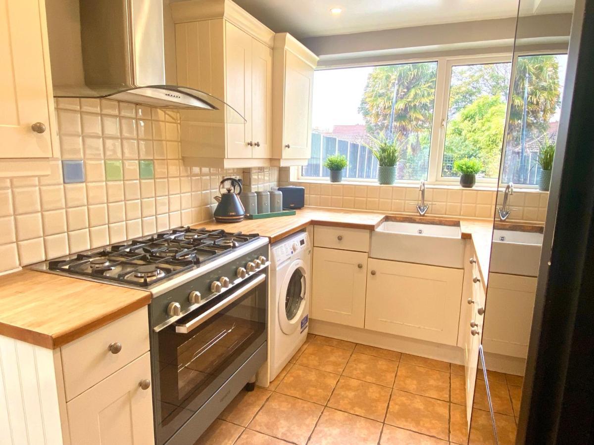 Great 4 Bedroom House - Great Location - Garden - Parking - Fast Wifi - Smart Tv - Newly Decorated - Sleeps Up To 8! Only 10 Mins Drive To Sandbanks Beach! Close To Poole & Bournemouth Экстерьер фото