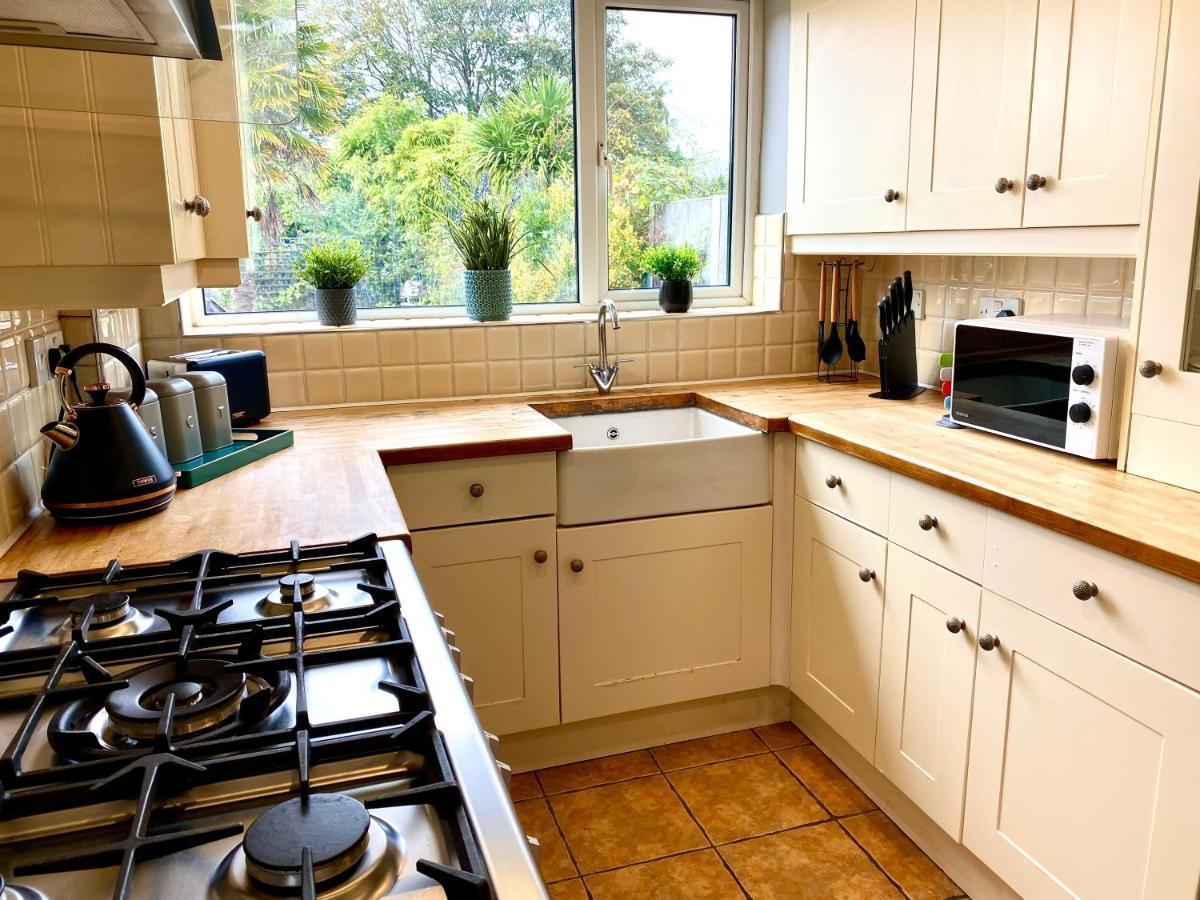 Great 4 Bedroom House - Great Location - Garden - Parking - Fast Wifi - Smart Tv - Newly Decorated - Sleeps Up To 8! Only 10 Mins Drive To Sandbanks Beach! Close To Poole & Bournemouth Экстерьер фото