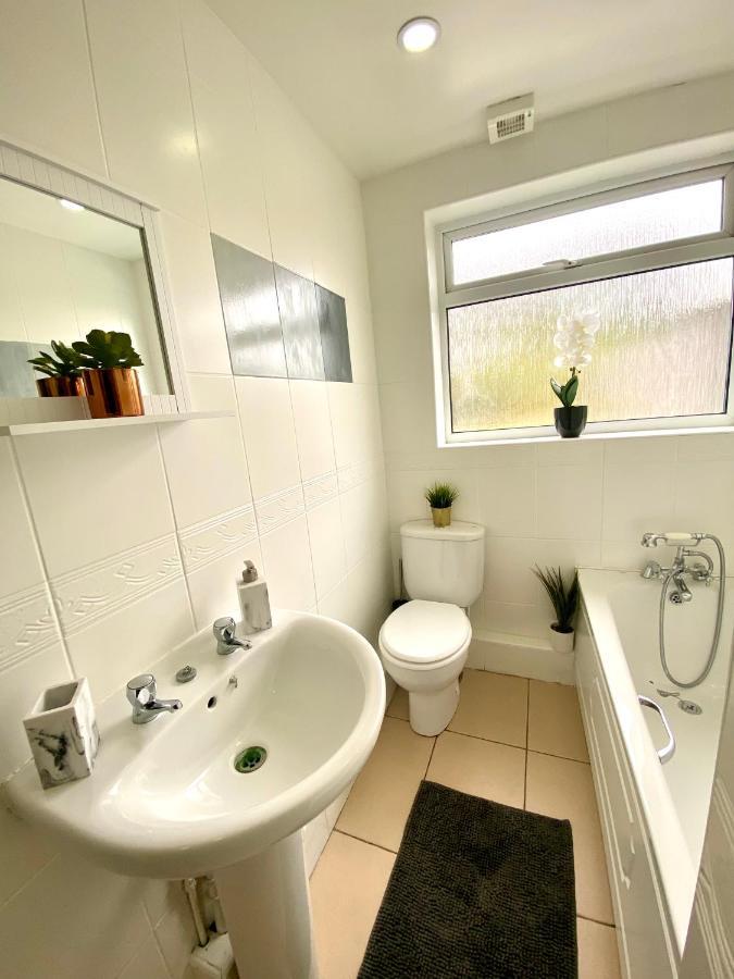 Great 4 Bedroom House - Great Location - Garden - Parking - Fast Wifi - Smart Tv - Newly Decorated - Sleeps Up To 8! Only 10 Mins Drive To Sandbanks Beach! Close To Poole & Bournemouth Экстерьер фото