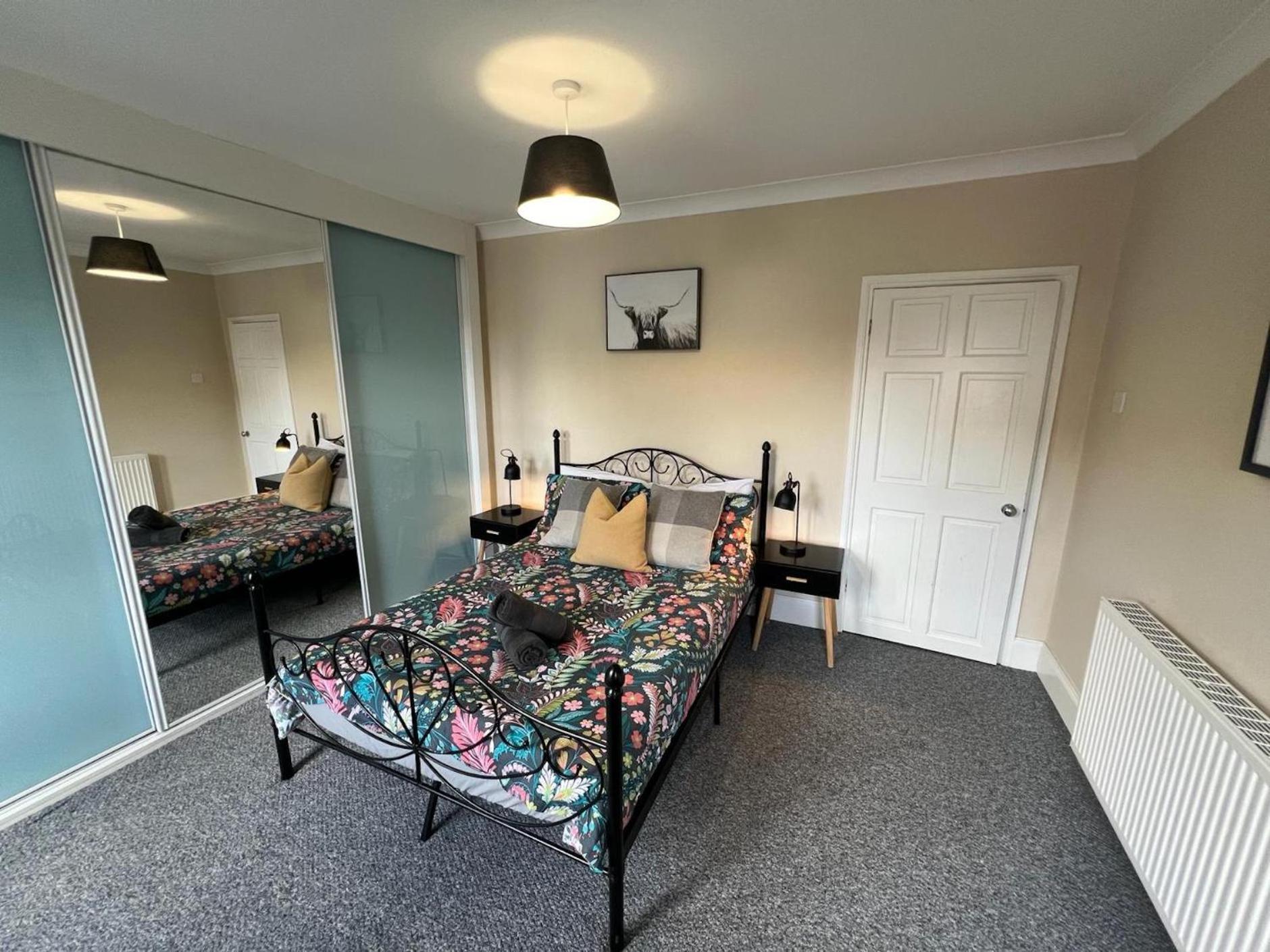 Great 4 Bedroom House - Great Location - Garden - Parking - Fast Wifi - Smart Tv - Newly Decorated - Sleeps Up To 8! Only 10 Mins Drive To Sandbanks Beach! Close To Poole & Bournemouth Экстерьер фото