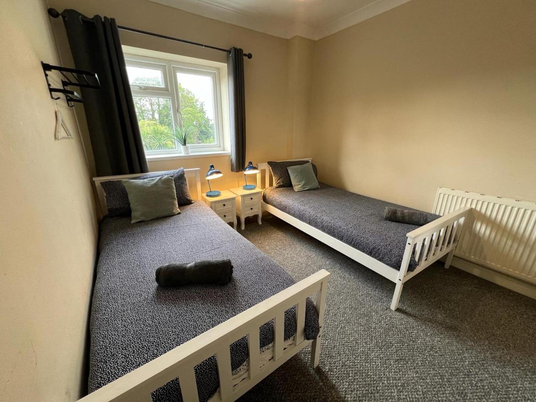 Great 4 Bedroom House - Great Location - Garden - Parking - Fast Wifi - Smart Tv - Newly Decorated - Sleeps Up To 8! Only 10 Mins Drive To Sandbanks Beach! Close To Poole & Bournemouth Экстерьер фото
