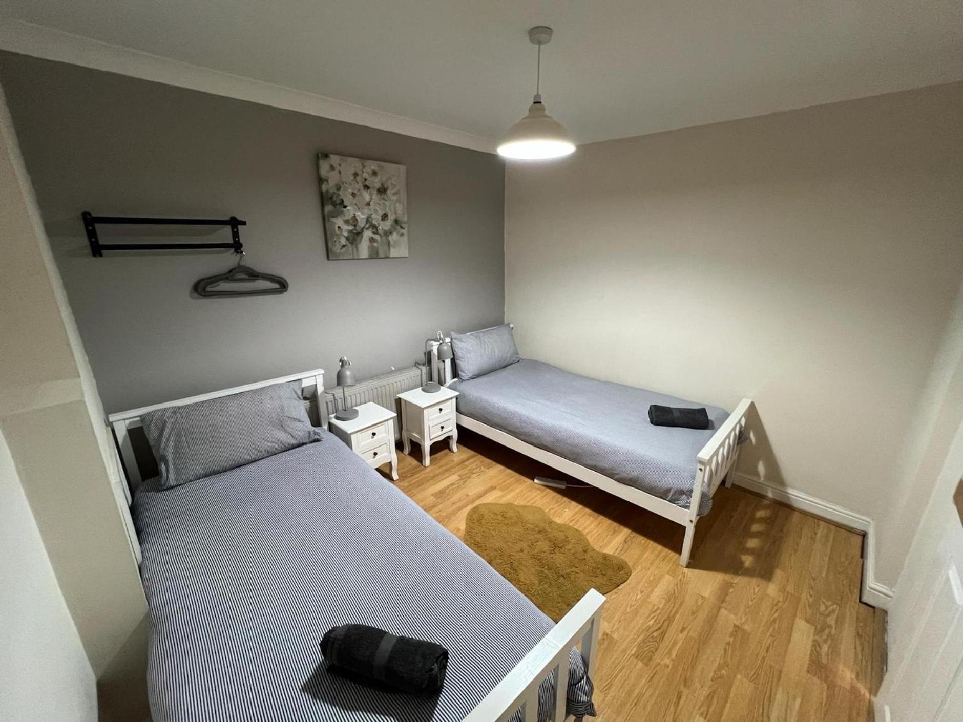 Great 4 Bedroom House - Great Location - Garden - Parking - Fast Wifi - Smart Tv - Newly Decorated - Sleeps Up To 8! Only 10 Mins Drive To Sandbanks Beach! Close To Poole & Bournemouth Экстерьер фото