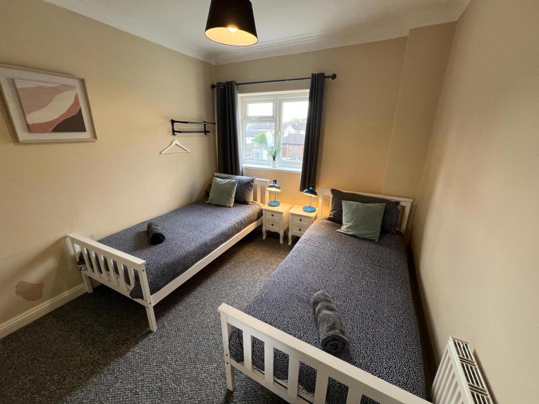 Great 4 Bedroom House - Great Location - Garden - Parking - Fast Wifi - Smart Tv - Newly Decorated - Sleeps Up To 8! Only 10 Mins Drive To Sandbanks Beach! Close To Poole & Bournemouth Экстерьер фото