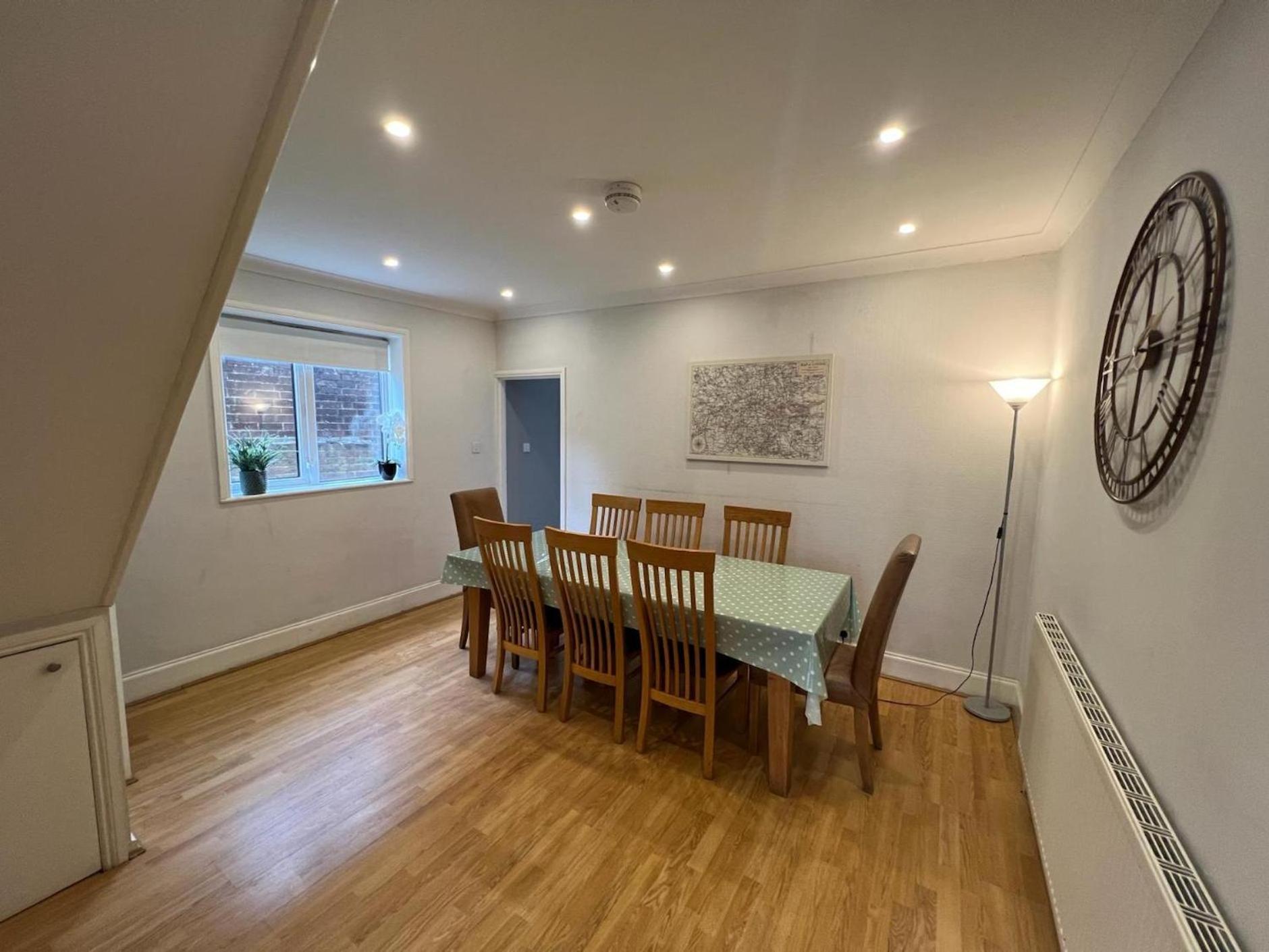 Great 4 Bedroom House - Great Location - Garden - Parking - Fast Wifi - Smart Tv - Newly Decorated - Sleeps Up To 8! Only 10 Mins Drive To Sandbanks Beach! Close To Poole & Bournemouth Экстерьер фото
