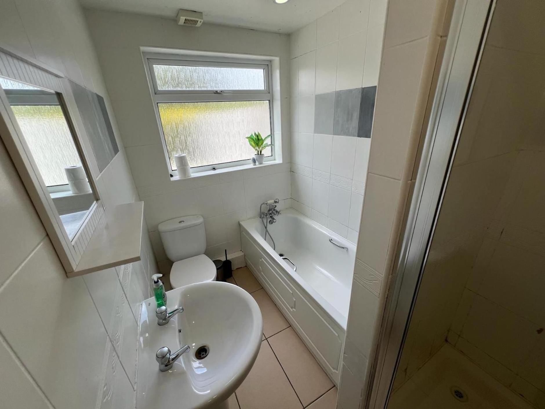 Great 4 Bedroom House - Great Location - Garden - Parking - Fast Wifi - Smart Tv - Newly Decorated - Sleeps Up To 8! Only 10 Mins Drive To Sandbanks Beach! Close To Poole & Bournemouth Экстерьер фото