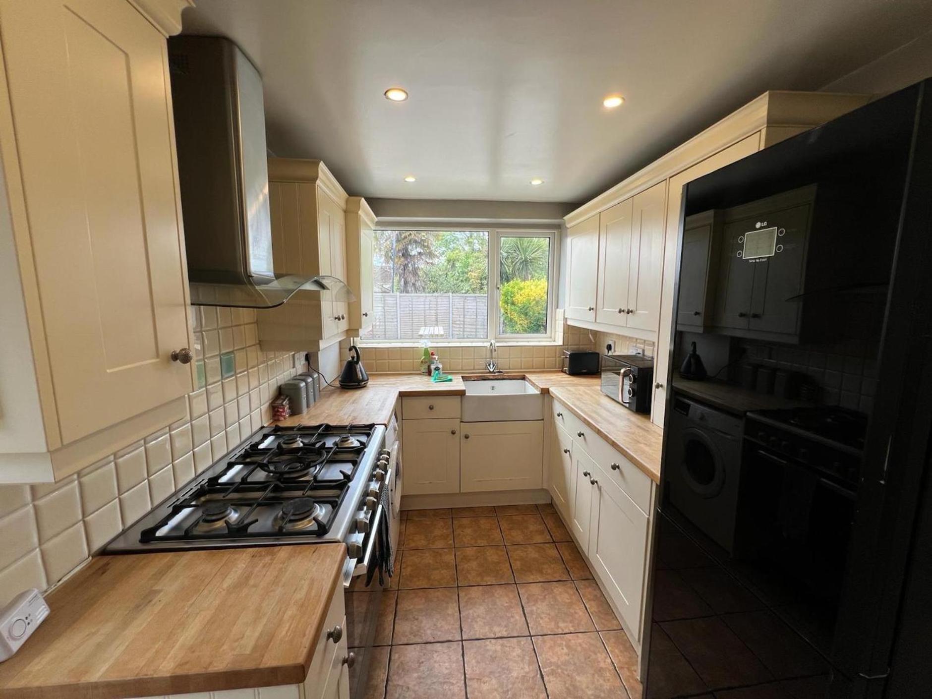 Great 4 Bedroom House - Great Location - Garden - Parking - Fast Wifi - Smart Tv - Newly Decorated - Sleeps Up To 8! Only 10 Mins Drive To Sandbanks Beach! Close To Poole & Bournemouth Экстерьер фото