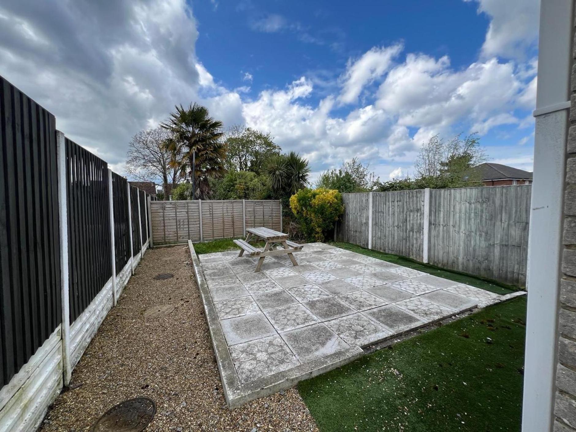 Great 4 Bedroom House - Great Location - Garden - Parking - Fast Wifi - Smart Tv - Newly Decorated - Sleeps Up To 8! Only 10 Mins Drive To Sandbanks Beach! Close To Poole & Bournemouth Экстерьер фото