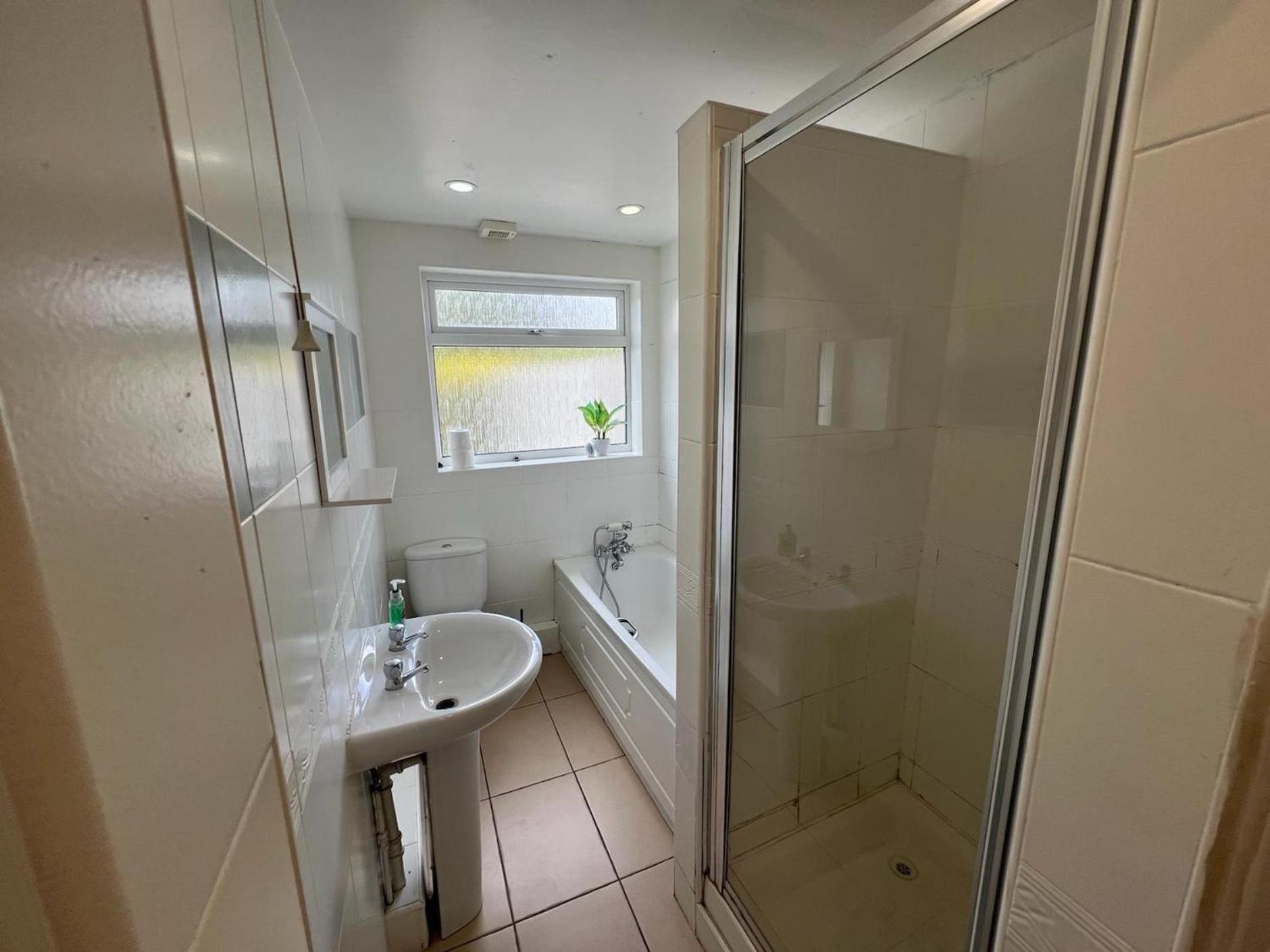 Great 4 Bedroom House - Great Location - Garden - Parking - Fast Wifi - Smart Tv - Newly Decorated - Sleeps Up To 8! Only 10 Mins Drive To Sandbanks Beach! Close To Poole & Bournemouth Экстерьер фото
