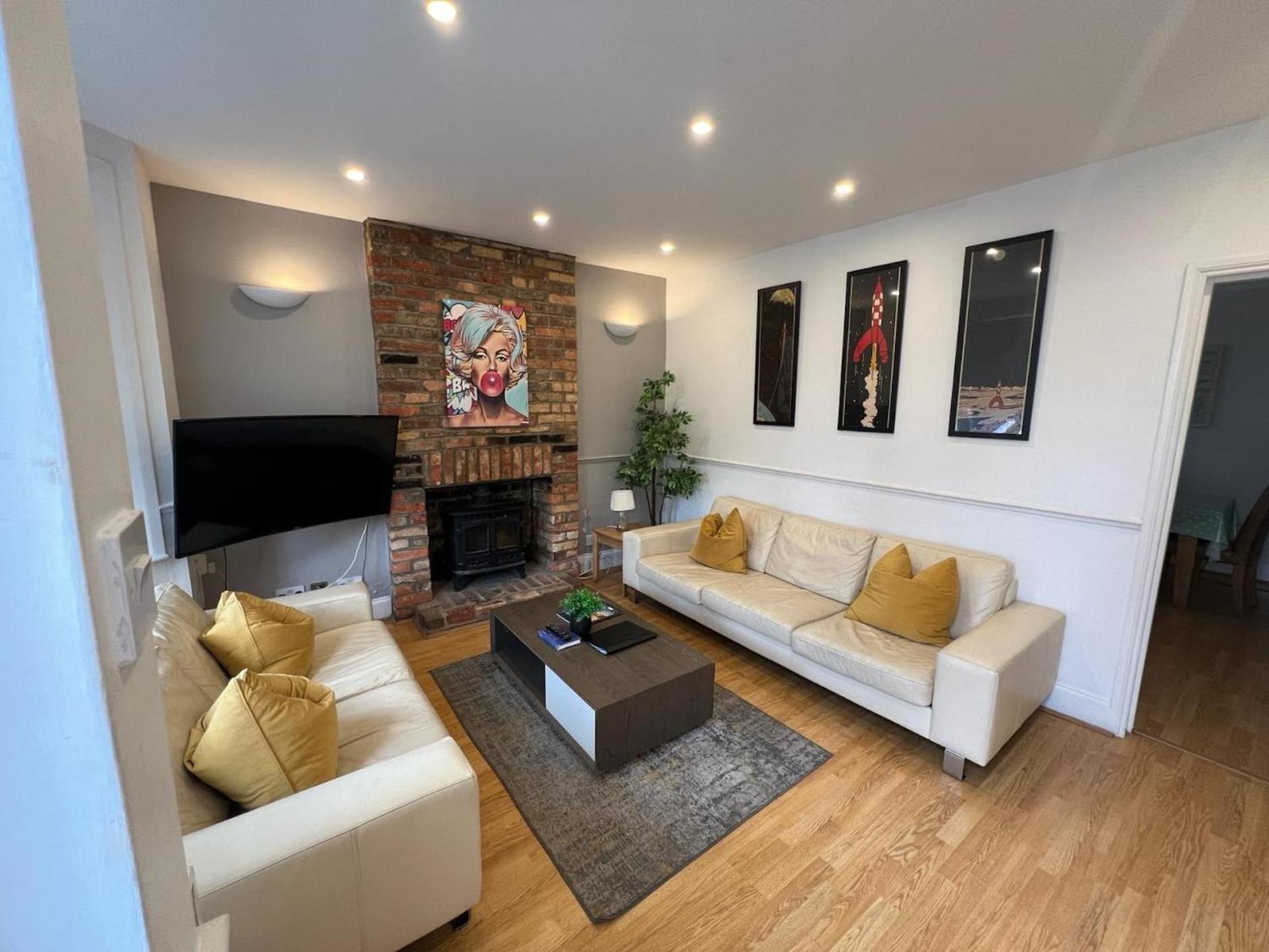 Great 4 Bedroom House - Great Location - Garden - Parking - Fast Wifi - Smart Tv - Newly Decorated - Sleeps Up To 8! Only 10 Mins Drive To Sandbanks Beach! Close To Poole & Bournemouth Экстерьер фото