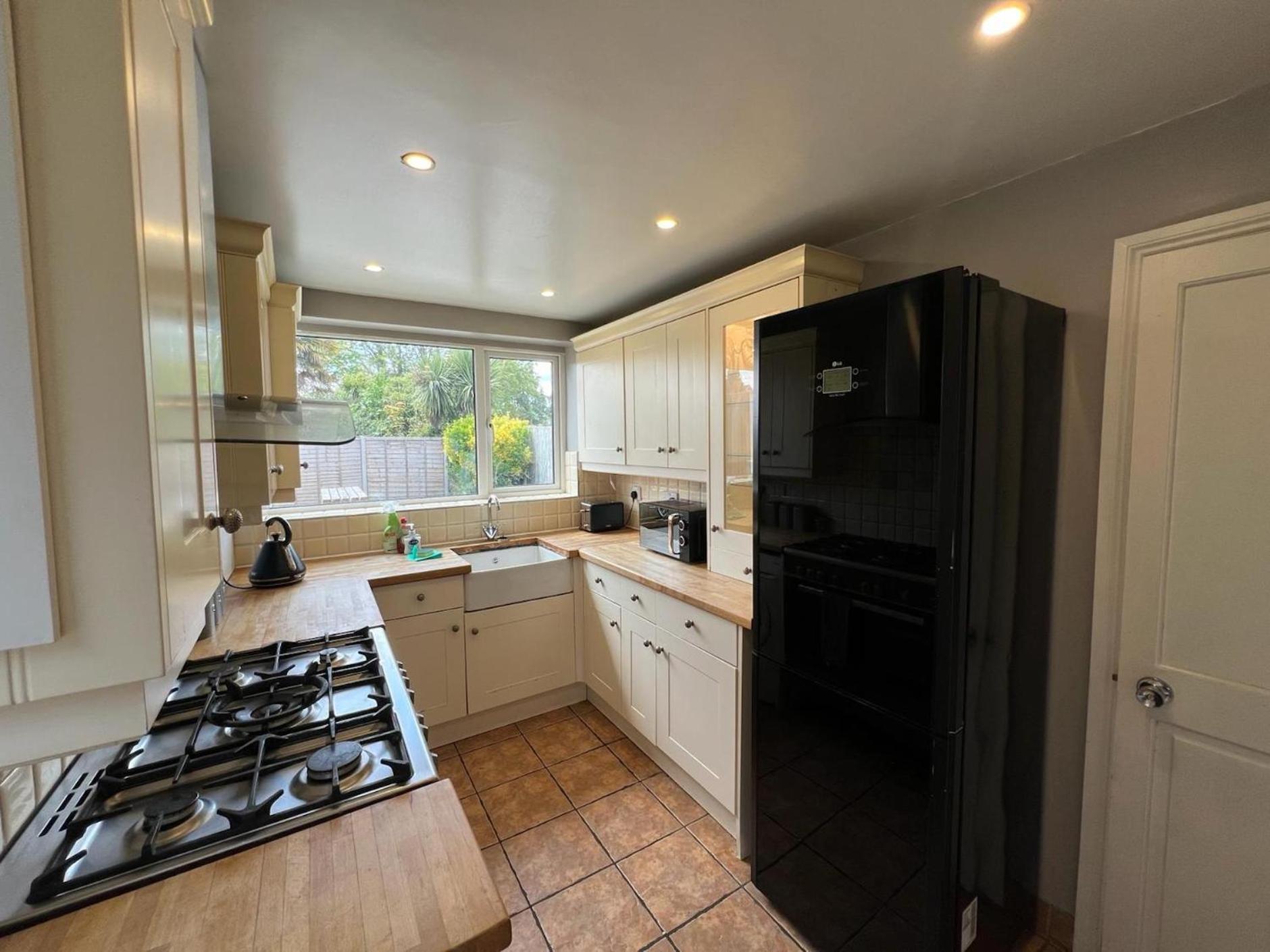 Great 4 Bedroom House - Great Location - Garden - Parking - Fast Wifi - Smart Tv - Newly Decorated - Sleeps Up To 8! Only 10 Mins Drive To Sandbanks Beach! Close To Poole & Bournemouth Экстерьер фото